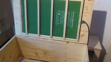   Schildkrötenhaus,mit eine Vorrichtung im Dach für eine Heizmatte.